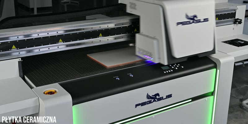 Film: drukarka UV Pegasus MATRIX 1314 drukuje na płytce ceramicznej